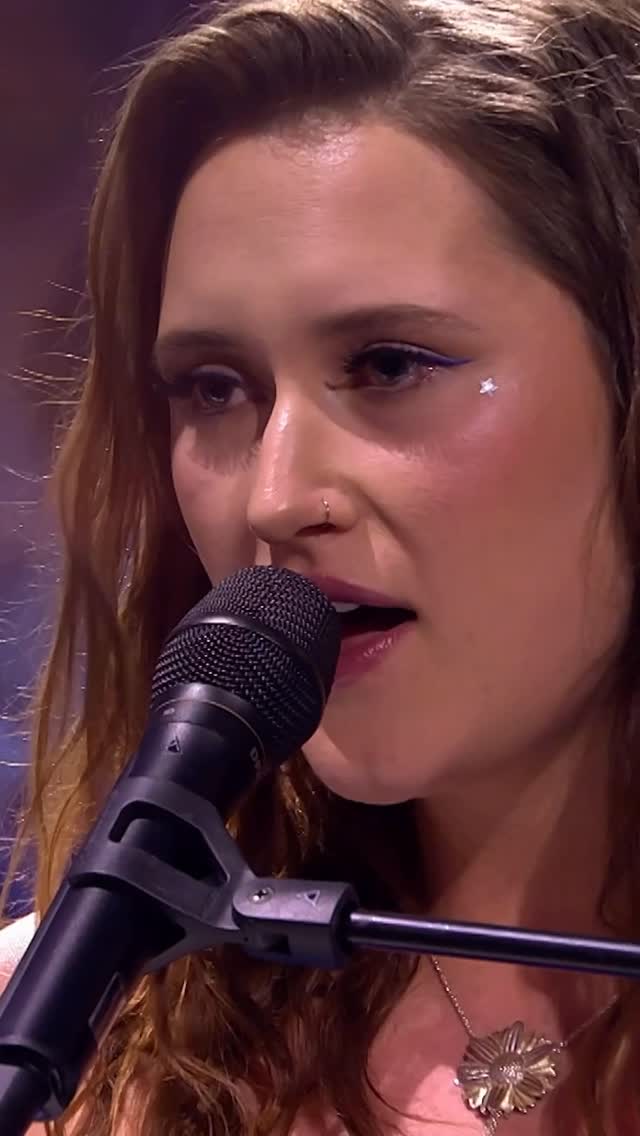 Close-up van Nina die zingt in de microfoon